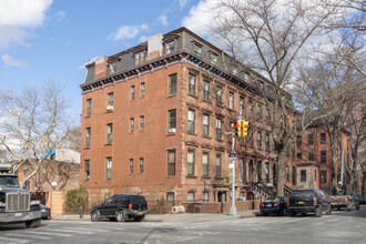 217 Lafayette Ave in Brooklyn, NY - Foto de edificio - Building Photo