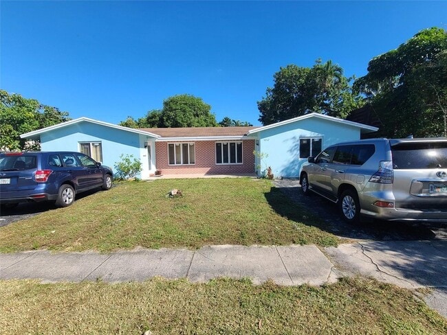 1910 NW 60th Ave in Sunrise, FL - Building Photo - Building Photo