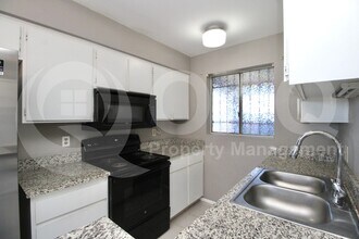 9021 W Elm St in Phoenix, AZ - Building Photo - Building Photo