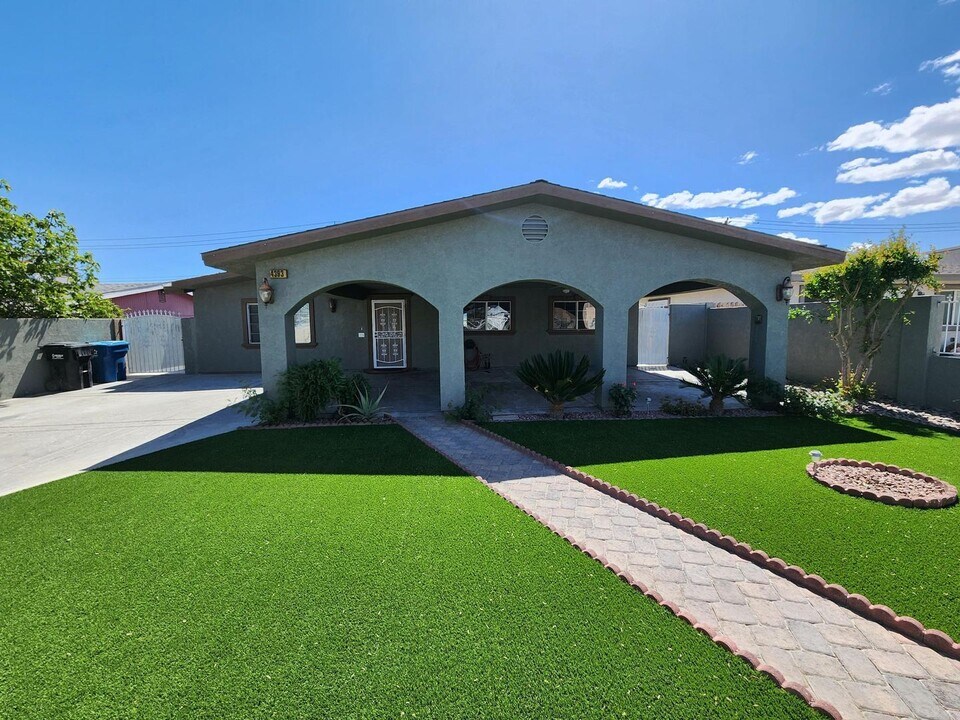 4393 E Vegas Valley Dr in Las Vegas, NV - Building Photo