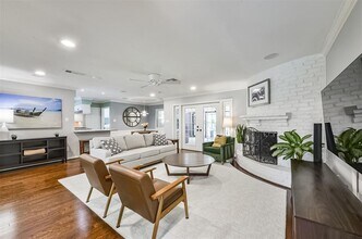 5006 Shady Nook Ct in Houston, TX - Building Photo - Building Photo