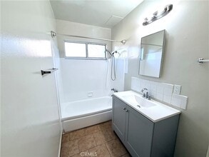 15247 Acre St in Los Angeles, CA - Foto de edificio - Building Photo