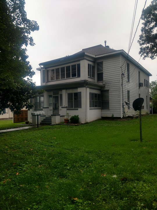 406 S Market St in Marion, IL - Building Photo