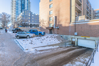 Hardwood Plaza in Edmonton, AB - Building Photo - Building Photo