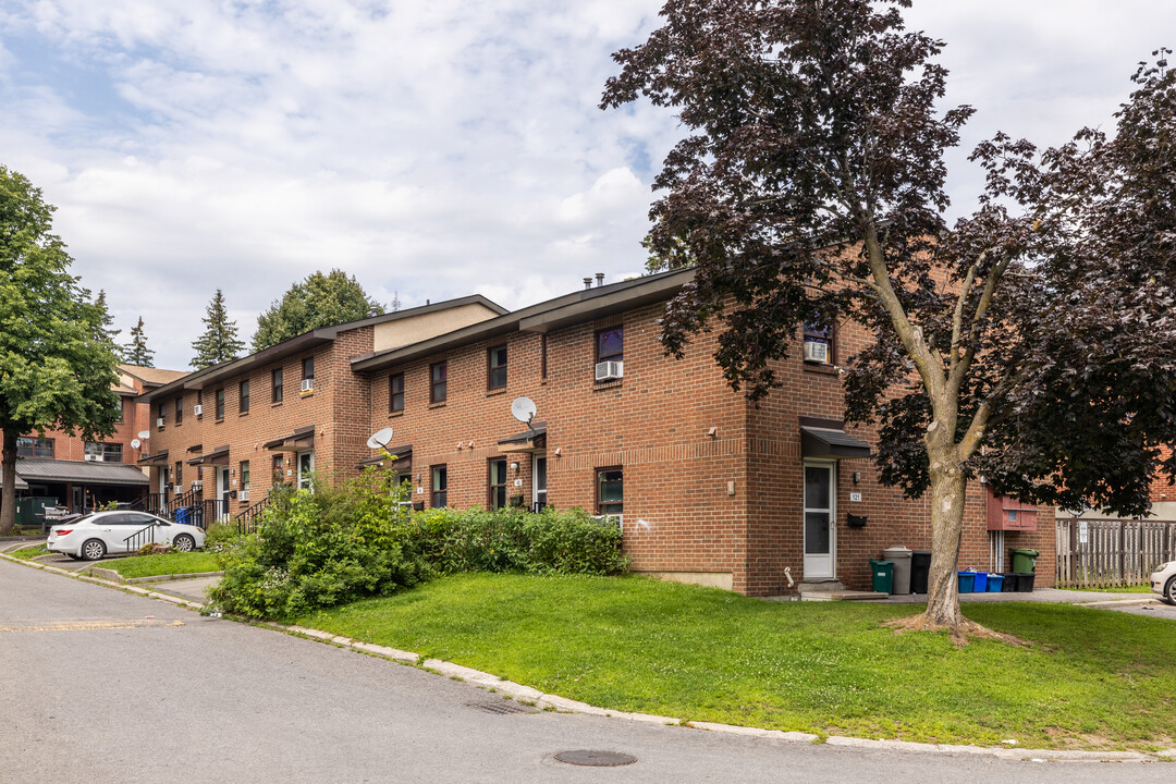 Bathgate Court in Ottawa, ON - Building Photo