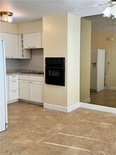 350 E Desert Inn Rd, Unit F104 in Las Vegas, NV - Foto de edificio - Building Photo