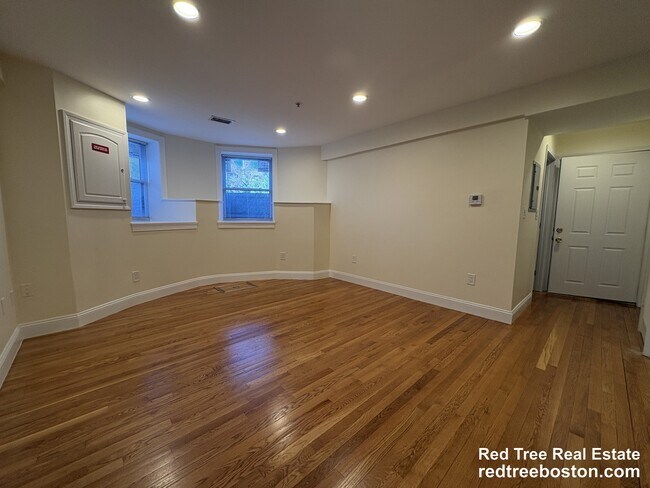 1801 Beacon St, Unit 1 in Brookline, MA - Building Photo - Building Photo