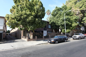 Canoga Capri in Canoga Park, CA - Foto de edificio - Building Photo