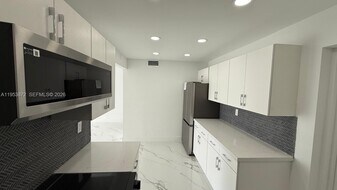 16850 S Glades Dr in North Miami Beach, FL - Building Photo