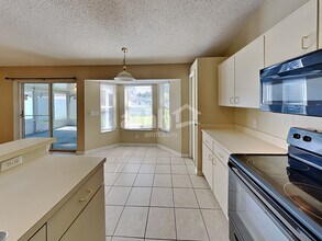 5611 Brookdale Way in Tampa, FL - Foto de edificio - Building Photo