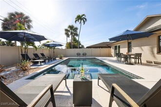 648 96th Ave N in Naples, FL - Foto de edificio - Building Photo