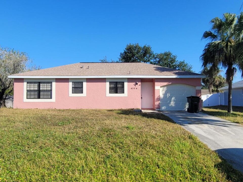 4064 Suburban Ln in North Port, FL - Building Photo