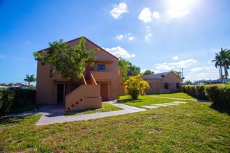 307 W Dixie Hwy in Dania Beach, FL - Foto de edificio - Primary Photo