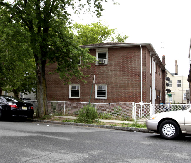 79 Catalpa Ave in Perth Amboy, NJ - Foto de edificio - Building Photo