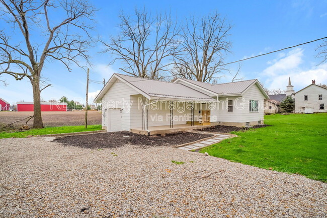 10928 Van Fossen Rd in Johnstown, OH - Foto de edificio - Building Photo