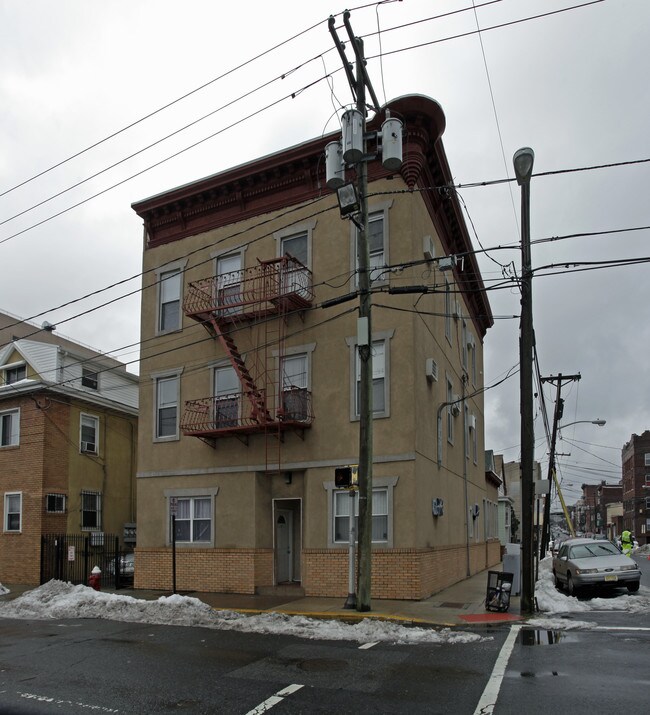547 30th St in Union City, NJ - Foto de edificio - Building Photo
