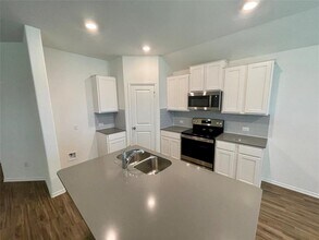 107 Sophora Dr in Hutto, TX - Building Photo - Building Photo