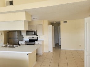 2488 Sweetwater Club Cir, Unit 76 in Kissimmee, FL - Foto de edificio - Building Photo