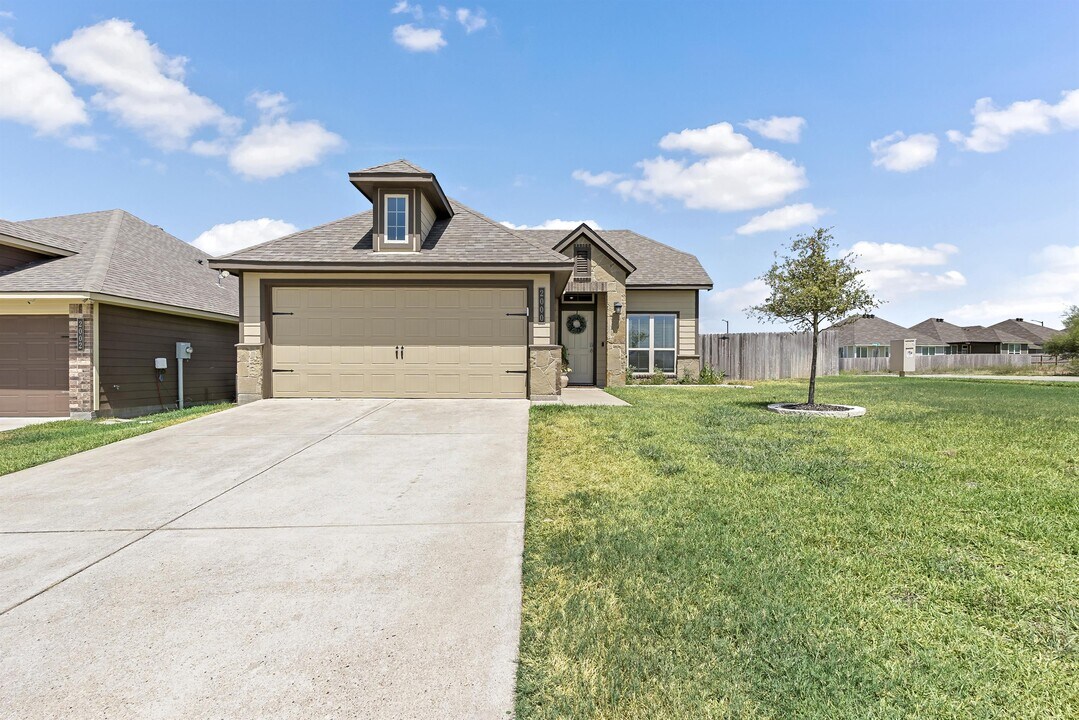 2000 Bleeker Cv in Bryan, TX - Building Photo