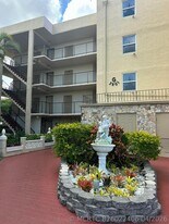 2801 Somerset Dr in Lauderdale Lakes, FL - Building Photo