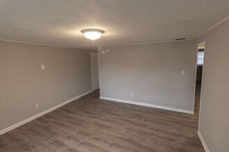 400-402-402 Meadow Ln in Hallsville, MO - Building Photo - Building Photo