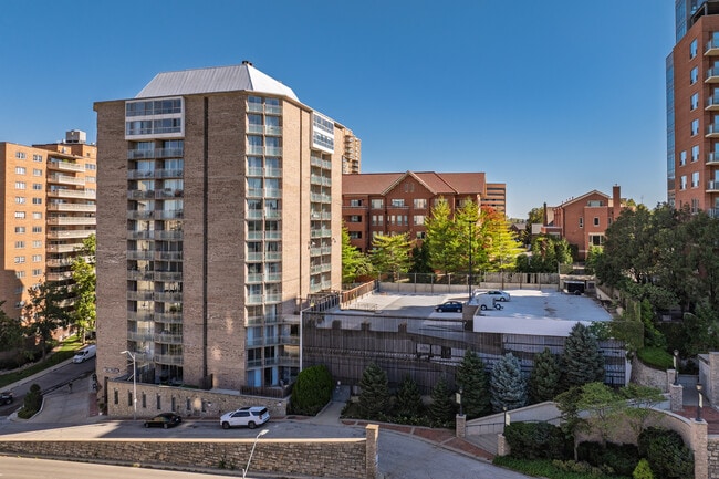 Plaza Point Apartments in Kansas City, MO - Foto de edificio - Building Photo