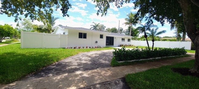 1400 SE 8th Ave in Deerfield Beach, FL - Foto de edificio - Building Photo