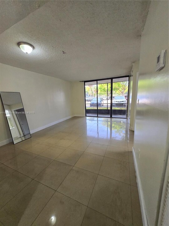 8365 SW 152nd Ave in Miami, FL - Foto de edificio