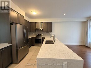 24 Teasel Way in Markham, ON - Building Photo - Building Photo