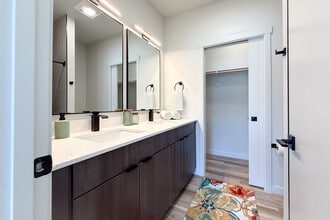Grandridge Meadows Lofts in Grandview, WA - Foto de edificio - Building Photo