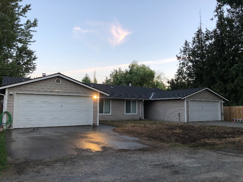 9806 10th Ave E in Tacoma, WA - Building Photo