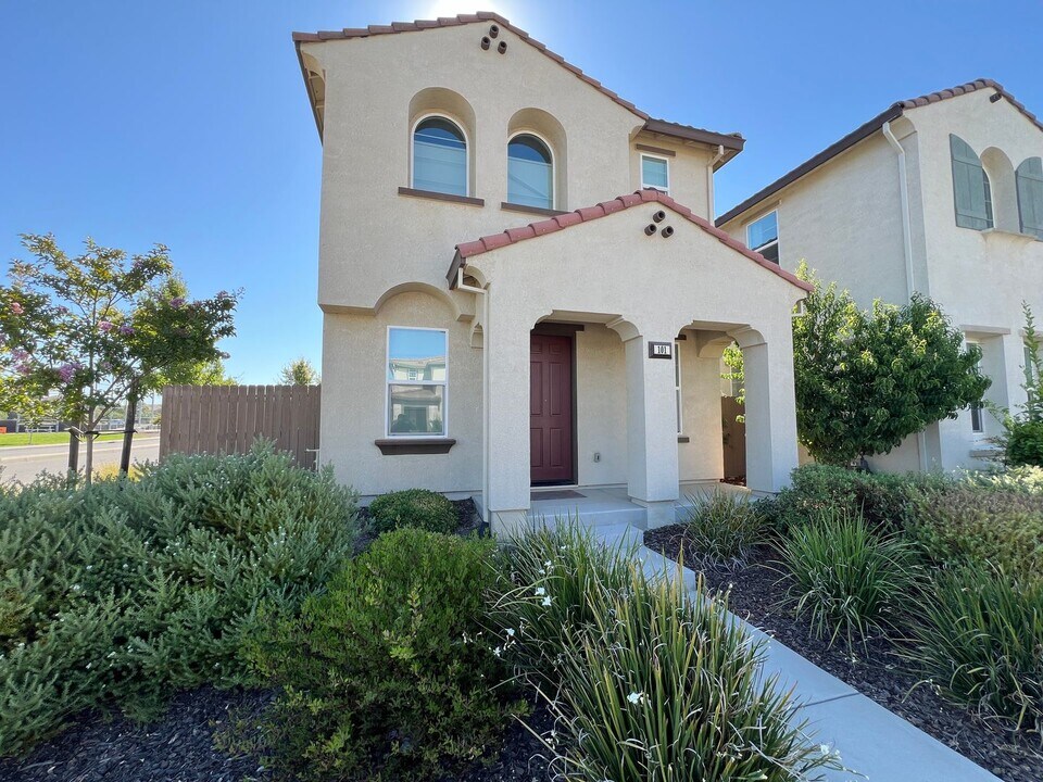 101 Alboran Sea Cir in Sacramento, CA - Building Photo