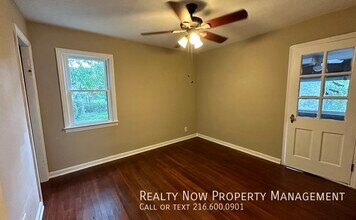 5063 Thomas St in Maple Heights, OH - Foto de edificio - Building Photo