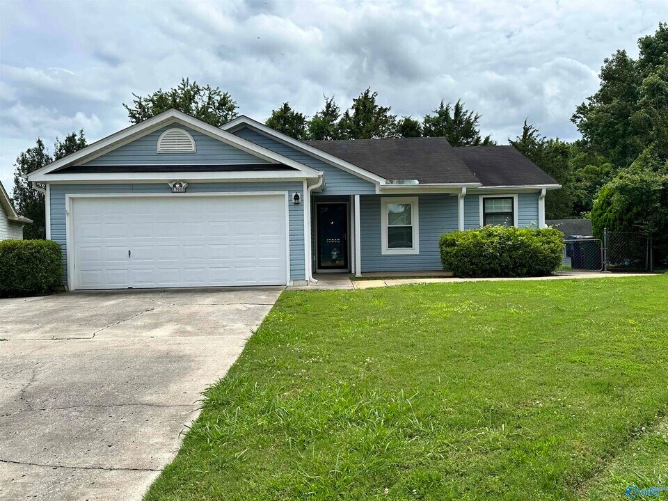 13065 Hermosa Dr SW in Huntsville, AL - Building Photo