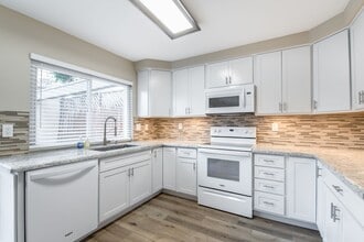 10577 Esmeraldas Dr in San Diego, CA - Building Photo - Building Photo