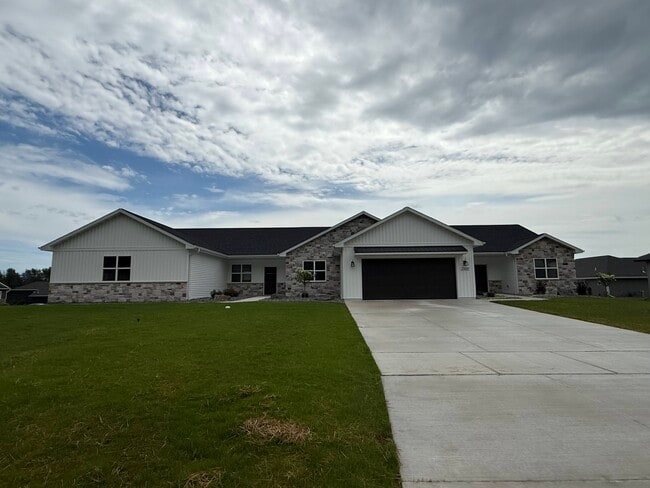 2600 Chambers Xing in Suamico, WI - Building Photo - Building Photo