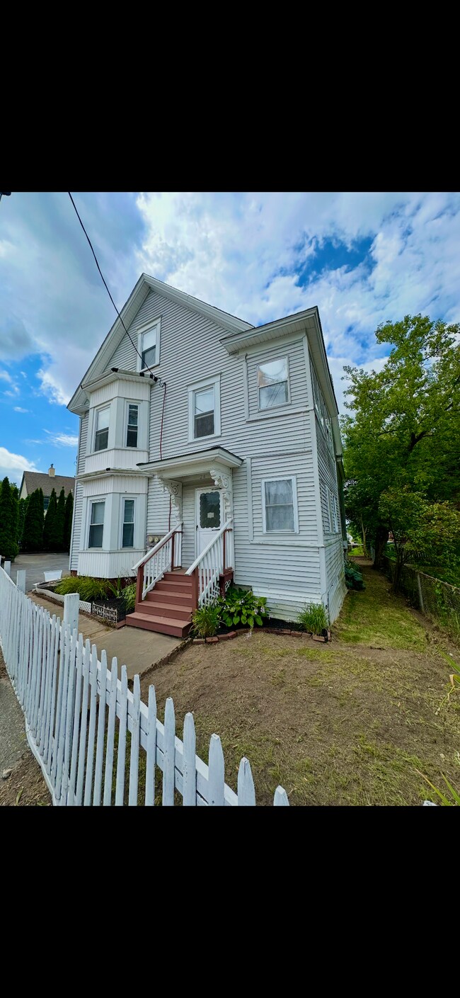 24 Malvern St, Unit 2 in Manchester, NH - Building Photo - Building Photo