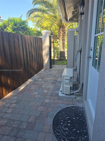 15762 SW 102nd St, Unit Studio in Miami, FL - Foto de edificio - Building Photo