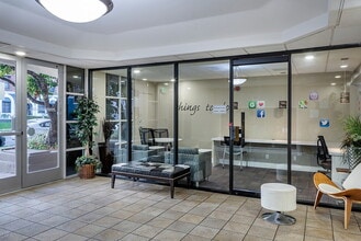 Essex Properties at Miracle Mile in Los Angeles, CA - Foto de edificio - Building Photo