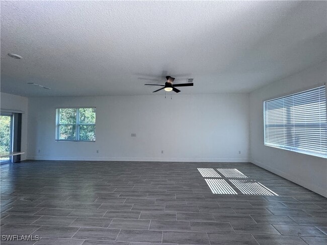 211 Australian Dr in Rotonda West, FL - Foto de edificio - Building Photo