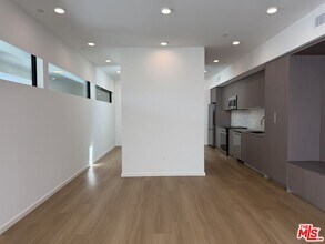 5119 Colfax Ave in Los Angeles, CA - Foto de edificio - Building Photo