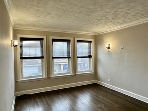 8204 S Exchange Ave in Chicago, IL - Building Photo - Building Photo