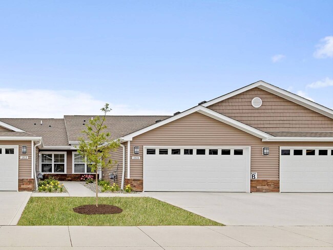 Redwood Waukee Hickman Road in Waukee, IA - Foto de edificio - Building Photo