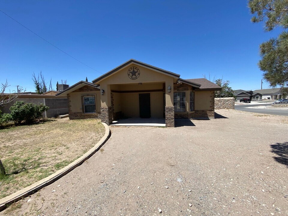 8113 Tom Mays Dr in Canutillo, TX - Building Photo