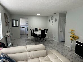 4912 York St in Cape Coral, FL - Foto de edificio - Building Photo