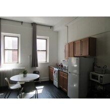 245 W North Ave, Unit 209 in Chicago, IL - Foto de edificio - Building Photo