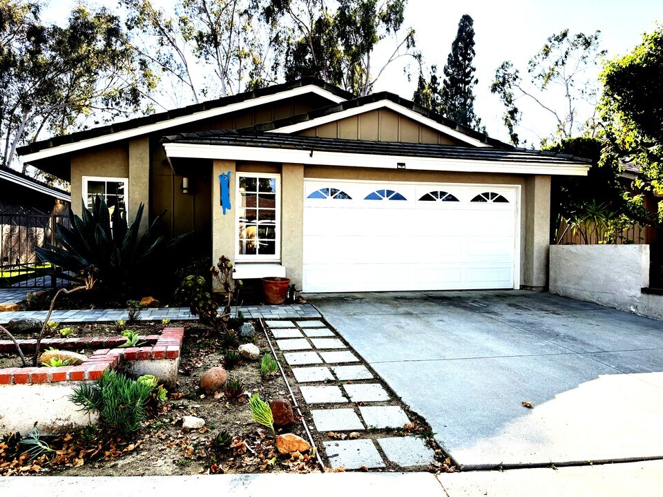 25041 Sunset Pl W in Laguna Hills, CA - Foto de edificio