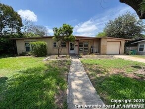 318 Sprucewood Ln in San Antonio, TX - Building Photo - Building Photo