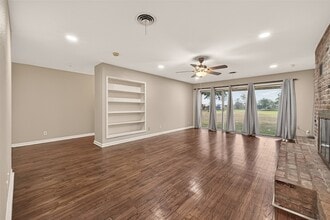10645 Oak Brook Dr in Houston, TX - Building Photo - Building Photo