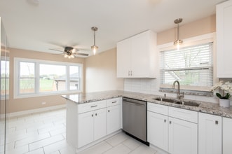 8729 W 73rd Pl, Unit 2 in Justice, IL - Foto de edificio - Building Photo